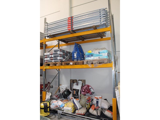 Palletstelling met vier staanders. afmeting 110 x circa 400 cm. twaalf leggers met lengte 270 cm. vier bes... - afbeelding 2 van  4