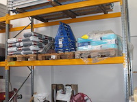 Palletstelling met vier staanders. afmeting 110 x circa 400 cm. twaalf leggers met lengte 270 cm. vier bes... - afbeelding 2 van  4