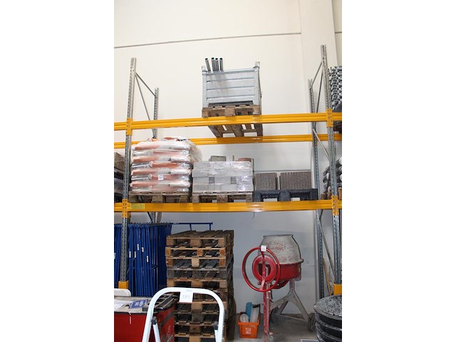 Palletstelling met vier staanders. afmeting 110 x circa 400 cm. twaalf leggers met lengte 270 cm. vier bes... - afbeelding 3 van  4
