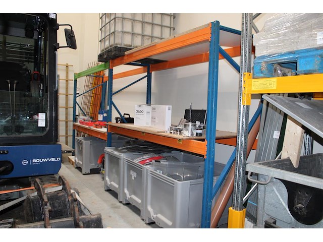 Palletstelling met vier staanders. afmeting 90 x 250 cm. twaalf leggers met lengte 270 cm en legborden in ... - afbeelding 1 van  3