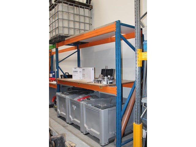 Palletstelling met vier staanders. afmeting 90 x 250 cm. twaalf leggers met lengte 270 cm en legborden in ... - afbeelding 2 van  3