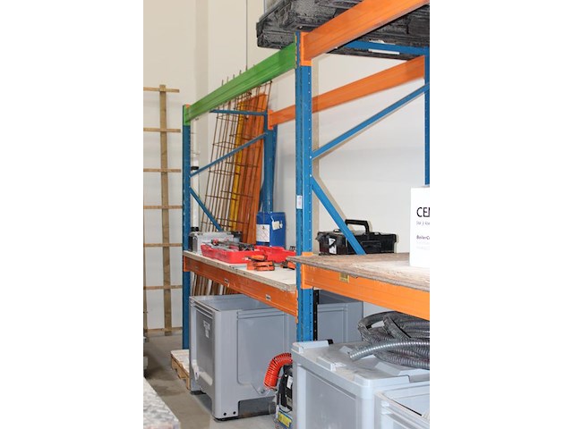 Palletstelling met vier staanders. afmeting 90 x 250 cm. twaalf leggers met lengte 270 cm en legborden in ... - afbeelding 3 van  3