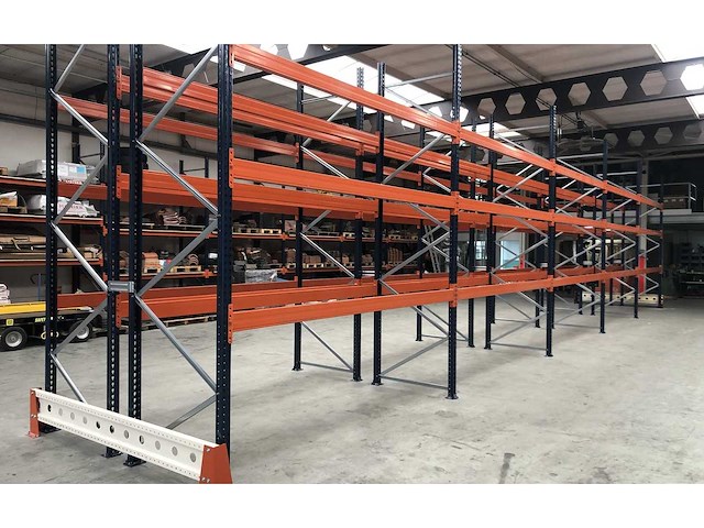 Palletstelling zeer netjes. dubbele rij ( 2 rijen van ± 14m lang. ) - afbeelding 1 van  2