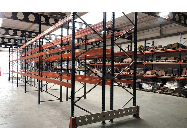 Palletstelling zeer netjes. dubbele rij ( 2 rijen van ± 14m lang. ) - afbeelding 1 van  1