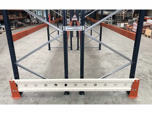 Palletstelling zeer netjes. dubbele rij ( 2 rijen van ± 14m lang. ) - afbeelding 3 van  3