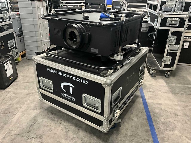 Panasonic pt-dz21k2 dlp projector - afbeelding 1 van  17