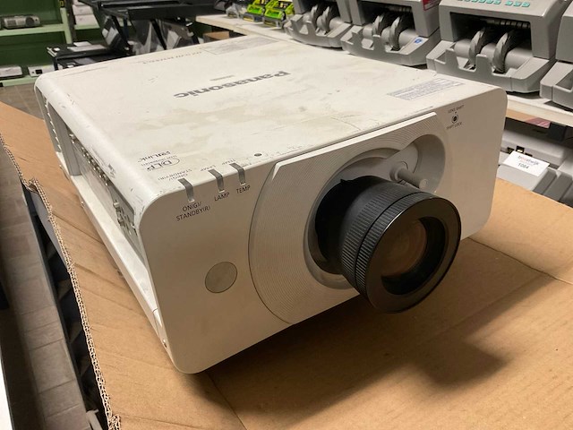 Panasonic pt-dz570e projector - afbeelding 1 van  6