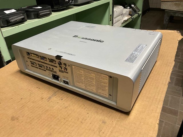 Panasonic pt-f300ntu lcd projector - afbeelding 4 van  5