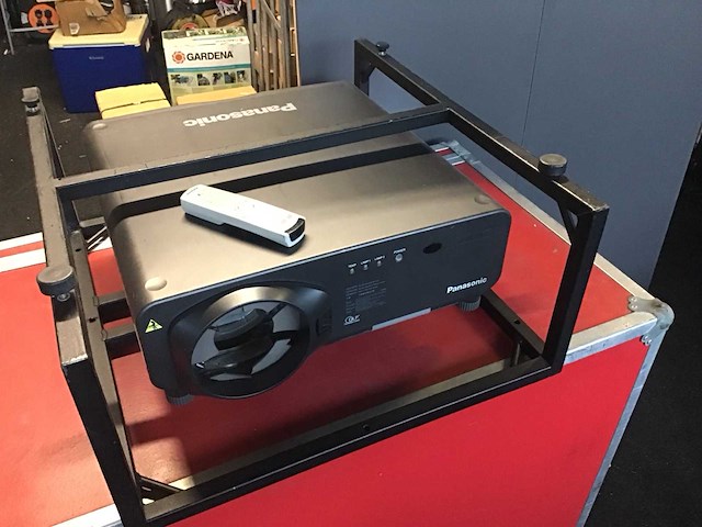 Panasonic sxga+ 7000 beamer incl. afstandsbediening - afbeelding 1 van  5