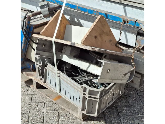 Pannenlift, alulift, 12x 2 meter, 1987 - afbeelding 3 van  12