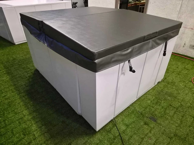 Paolo ferralli minimalista jacuzzi en buitenspa - afbeelding 14 van  19