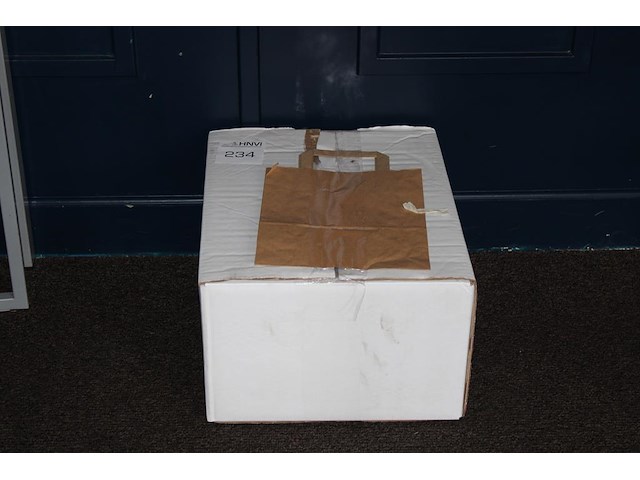 Papieren draagtasjes in doos. 250 stuks 22 x 11 x 27 cm. - afbeelding 1 van  2