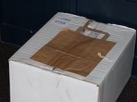 Papieren draagtasjes in doos. 250 stuks 22 x 11 x 27 cm. - afbeelding 2 van  2