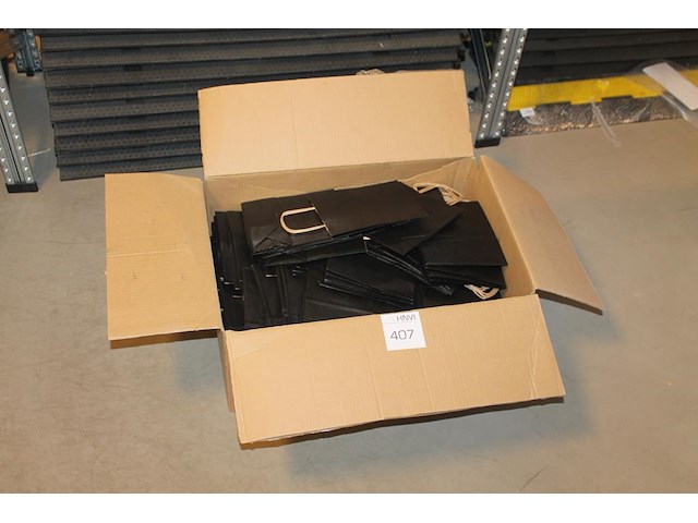 Papieren draagtasjes in doos. afmeting 18 x 19 cm. - afbeelding 1 van  3