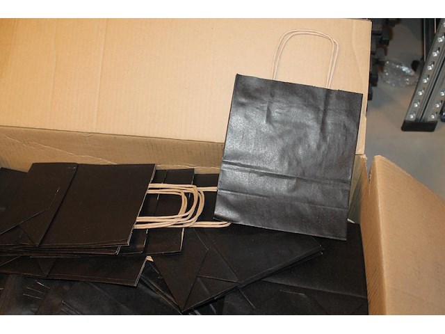 Papieren draagtasjes in doos. afmeting 18 x 19 cm. - afbeelding 2 van  3