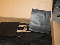 Papieren draagtasjes in doos. afmeting 18 x 19 cm. - afbeelding 2 van  3