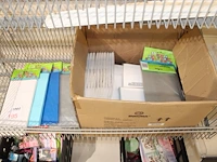 Papieren feestzakjes in diverse kleuren in doos