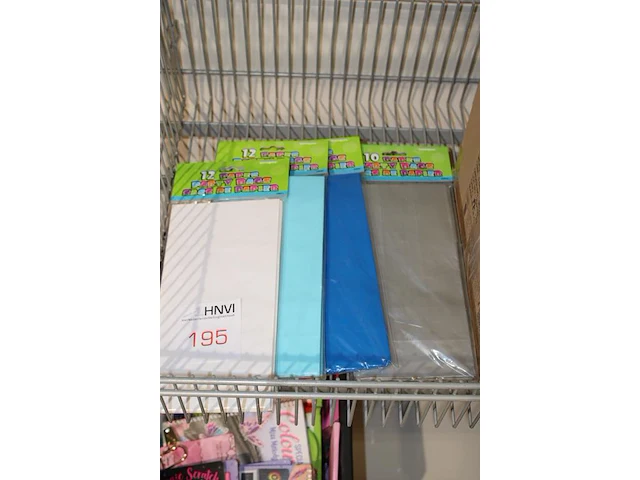 Papieren feestzakjes in diverse kleuren in doos - afbeelding 2 van  2