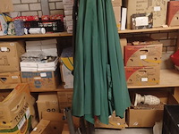Parasol hang zo goed als nieuw 300 cm doorsnee in opberg hoes aantal 1 stuks. - afbeelding 2 van  5