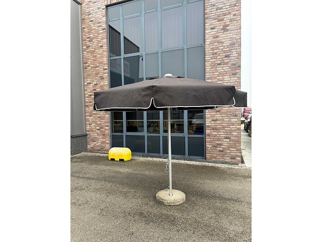 Parasol met betonnen voet - afbeelding 1 van  3