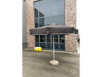 Parasol met betonnen voet - afbeelding 1 van  3