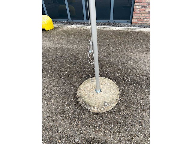 Parasol met betonnen voet - afbeelding 2 van  3