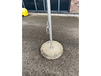 Parasol met betonnen voet - afbeelding 2 van  3