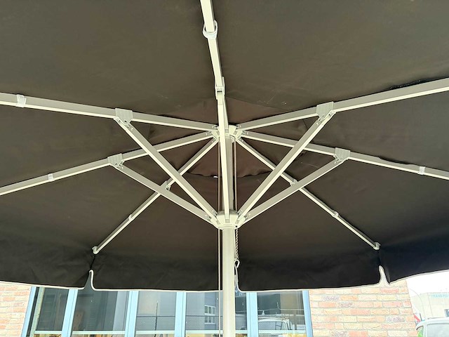 Parasol met betonnen voet - afbeelding 3 van  3
