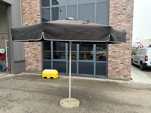 Parasol met betonnen voet - afbeelding 1 van  5