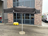 Parasol met betonnen voet - afbeelding 1 van  5