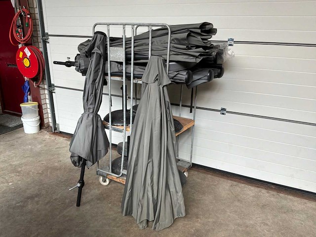 Parasol met voet (10x) - afbeelding 1 van  5