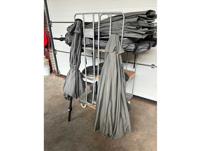 Parasol met voet (10x) - afbeelding 2 van  5