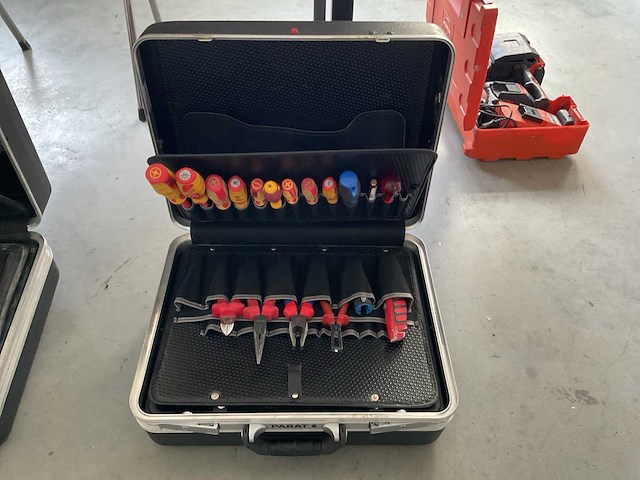 Parat gereedschapskoffer met inhoud - afbeelding 1 van  3