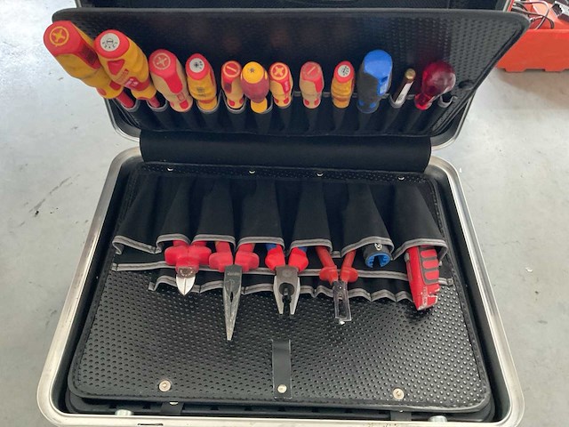 Parat gereedschapskoffer met inhoud - afbeelding 2 van  3