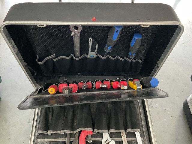 Parat gereedschapskoffer met inhoud - afbeelding 2 van  3