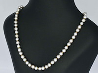 Parel snoer met gouden sluiting - afbeelding 4 van  10