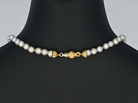 Parel snoer met gouden sluiting - afbeelding 6 van  10