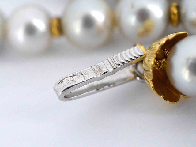 Parel snoer met gouden sluiting - afbeelding 9 van  10