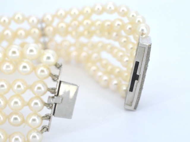 Parelarmband met platina slot vol met diamanten - afbeelding 4 van  8