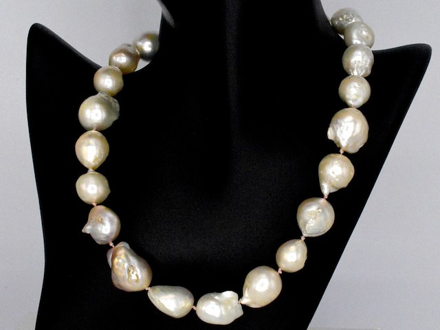 Parelketting met barok parels en een sterling zilveren sluiting - afbeelding 1 van  9