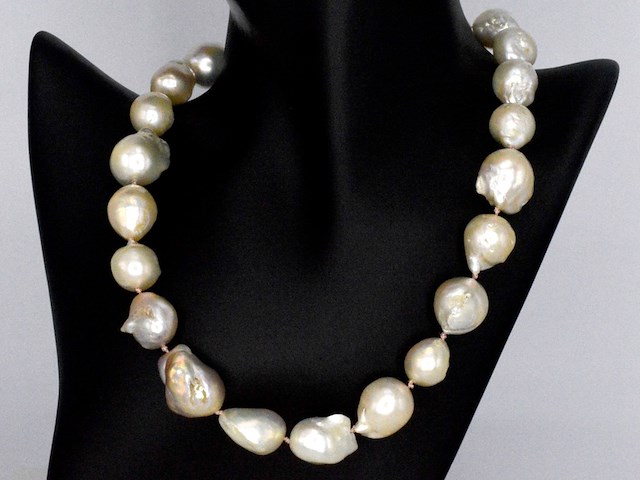 Parelketting met barok parels en een sterling zilveren sluiting - afbeelding 2 van  9