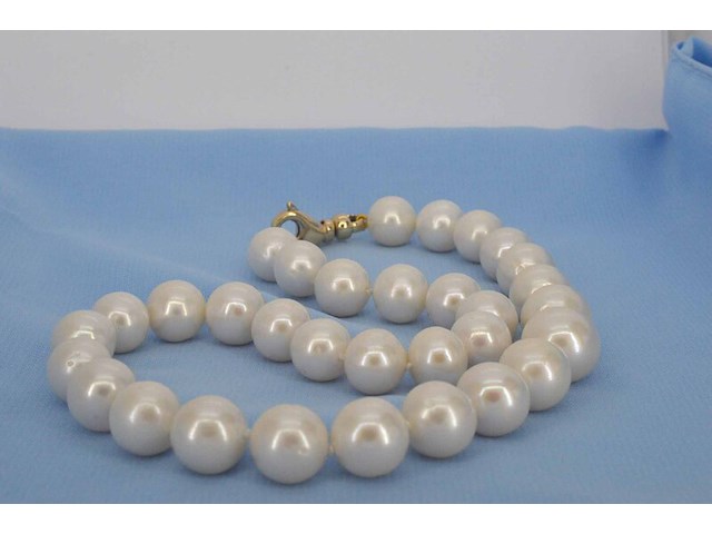 Parelsnoer met een grote gouden sluiting - afbeelding 1 van  3