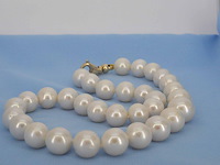 Parelsnoer met een grote gouden sluiting - afbeelding 1 van  3