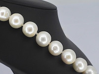 Parelsnoer met een grote gouden sluiting - afbeelding 2 van  3