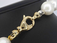 Parelsnoer met een grote gouden sluiting - afbeelding 3 van  3