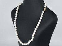 Parelsnoer met gouden sluiting met diamant - afbeelding 1 van  10