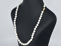 Parelsnoer met gouden sluiting met diamant