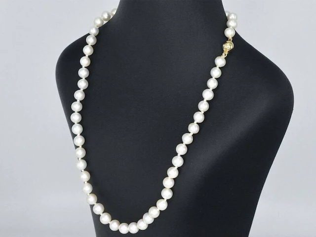 Parelsnoer met gouden sluiting met diamant - afbeelding 1 van  11