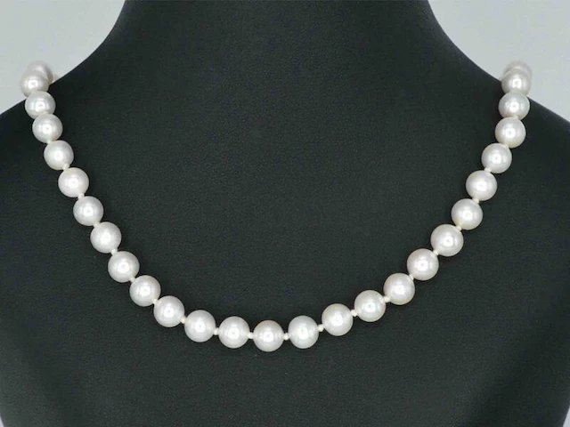 Parelsnoer met gouden sluiting met diamant - afbeelding 6 van  11