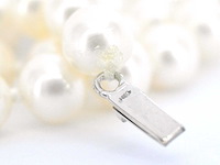 Parelsnoer met witgouden sluiting en diamant - afbeelding 2 van  10